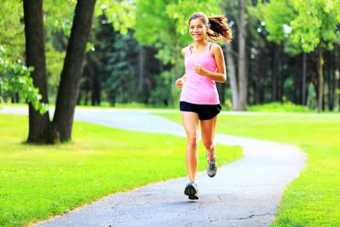 早上跑步一个小时可以帮助你在一周内减肥。