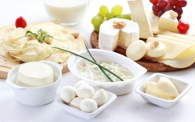 六瓣饮食的第五天专门用于使用白软干酪、酸奶和牛奶。