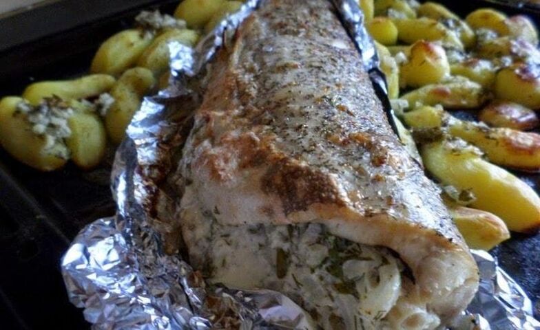 胰腺炎的美味午餐选择是用箔纸烤制的梭子鱼。
