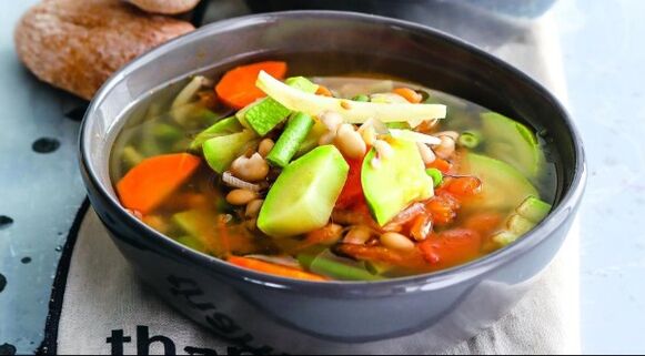 蔬菜汤是美极饮食菜单中简单的第一道菜